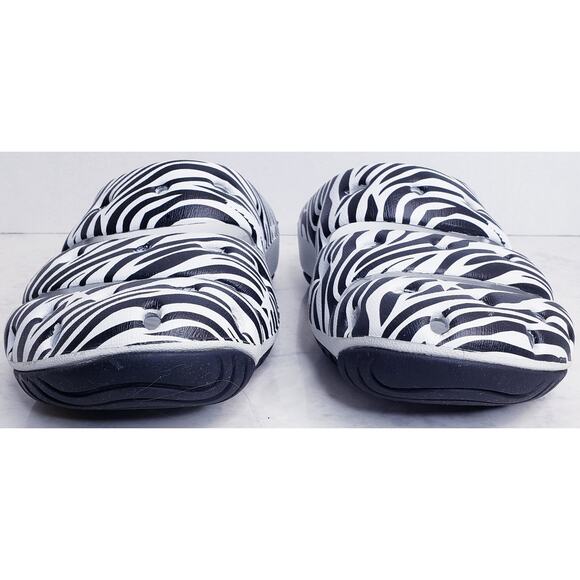 KEEN x ATMOS Yogui Art Sandals Zebra Star Print Women's Size US 10/ *Fits 9.5 - Picture 7 of 11
